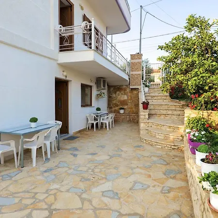 Ylli Πανσιόν *